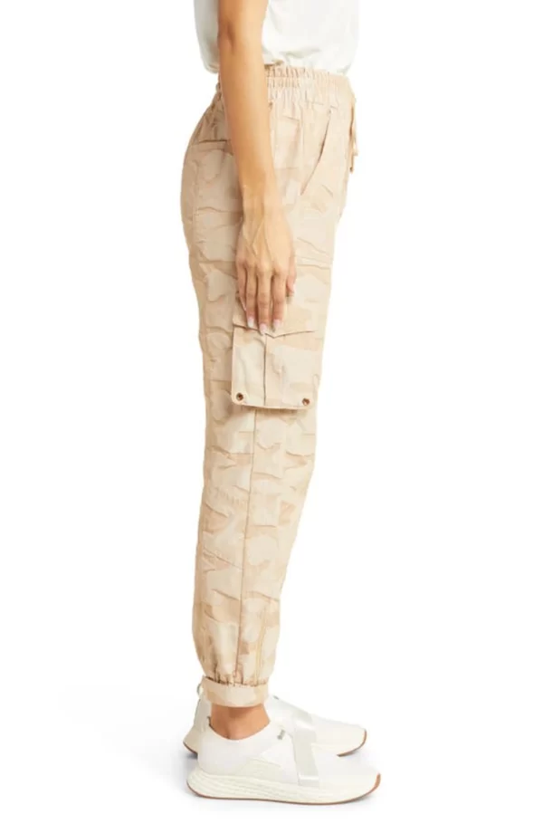 Image d'une femme portant le dernier pantalon treillis femme à la cheville, un look à la fois branché et décontracté pour toutes les occasions.