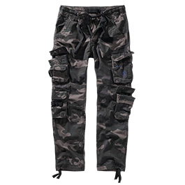 Image d'un homme arborant fièrement un pantalon treillis camouflage foncé, le choix idéal pour une allure à la fois robuste et tendance.