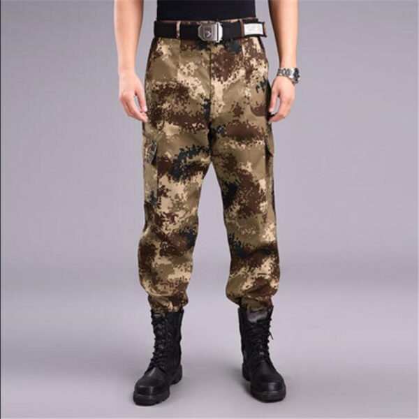 Image d'un homme portant un pantalon treillis kaki à motif camouflage militaire, un choix parfait pour ceux qui exigent à la fois style et fonctionnalité.