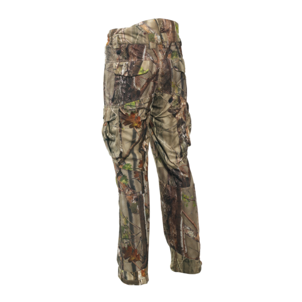 Image d'un homme portant un pantalon treillis camouflage spécialement conçu pour la chasse, pour une approche furtive de la nature.